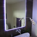 specchio con illuminazione a strisce di diodi