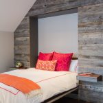 letto pieghevole in una nicchia di legno