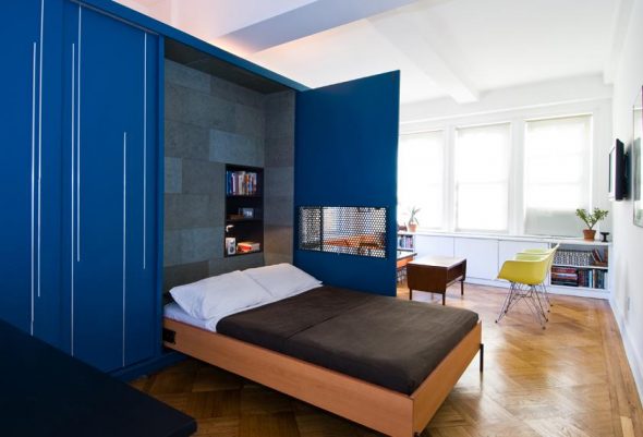 letto sollevabile nell'armadio blu