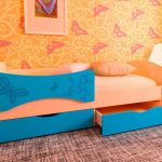 letto per bambini con sponde a forma di delfino