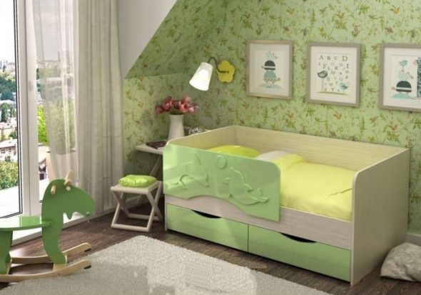 letto a forma di delfino con cassetti