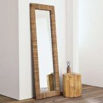 cornice realizzata con materiali di scarto