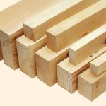 mobiletto in legno di pino sul balcone