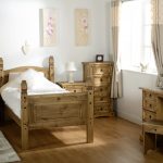 letto in legno in camera da letto