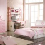 interno della camera da letto rosa chiaro