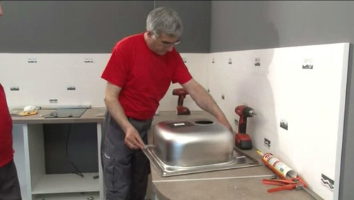 installazione di un lavello in cucina
