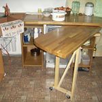 tavolo estraibile in legno in cucina