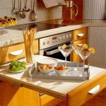 tavolo estraibile all'interno della cucina