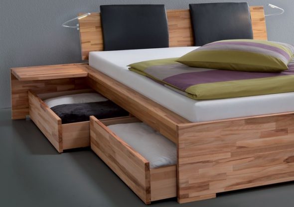 cassetti vicino al letto