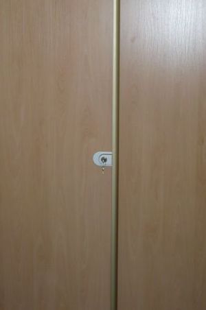bloccare le porte degli scomparti