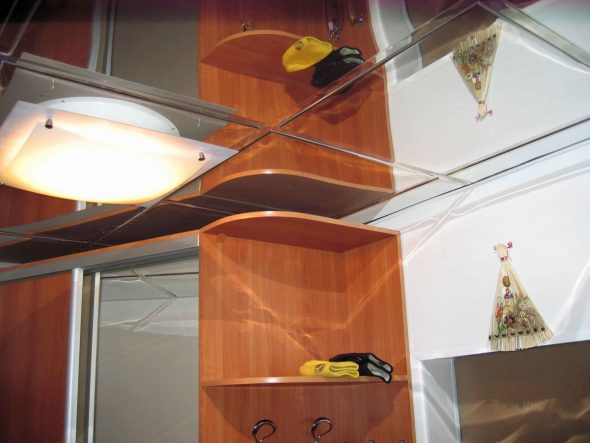 specchi sul soffitto del corridoio