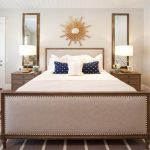 specchio del sole all'interno di una grande camera da letto