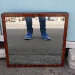 specchio con cornice di legno