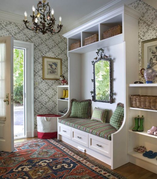 specchio nel corridoio con cornice