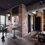 Soffitto nero in cucina-soggiorno in stile industriale