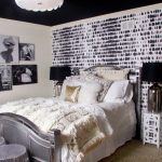 Il soffitto nero si sposa bene con il motivo bianco e nero delle pareti.