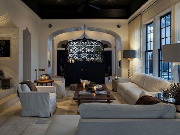 Soffitto nero all'interno: un effetto ipnotizzante