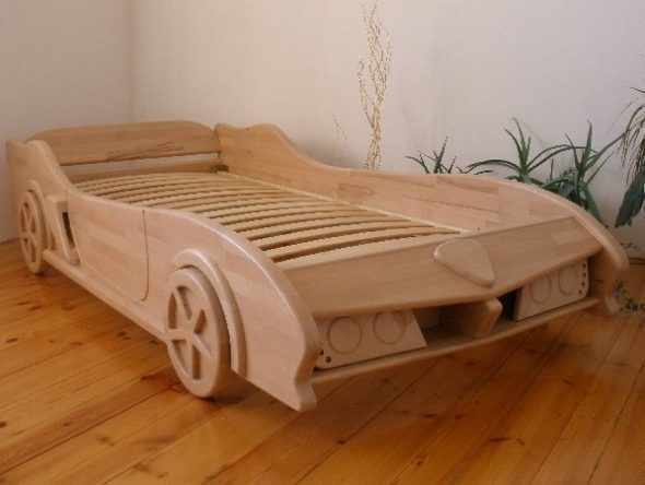 Macchina per letto in legno