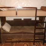 Divano a due livelli di colore marrone