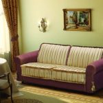 Divano letto a righe viola per uso quotidiano