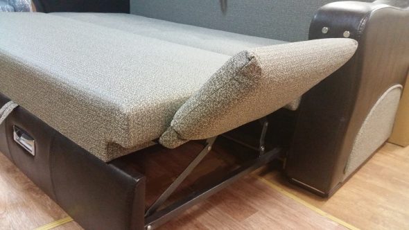 Divano, tavolo e letto
