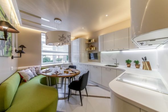 Progetto d'interni di una cucina angolare con divano di 13 mq