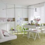 Soggiorno e sala da pranzo in una stanza