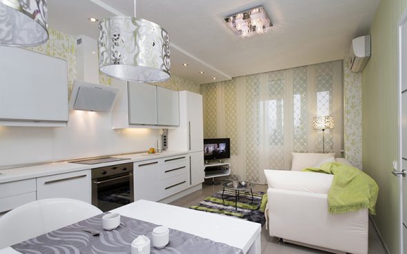 Interno della cucina con divano bianco