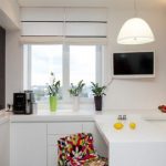Foto dell'interno della cucina con divano