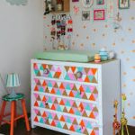 Cassettiera luminosa e colorata nella cameretta dei bambini