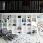 sedia con poggiapiedi all'interno