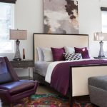 Il dipinto sopra il letto riprende i colori della camera da letto
