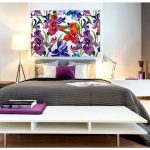 Dipinto in camera da letto sopra il letto con fiori