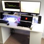 Scrivania per computer fai da te con componenti aggiuntivi