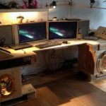 Scrivania per computer in stile steampunk