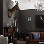 divano marrone all'interno