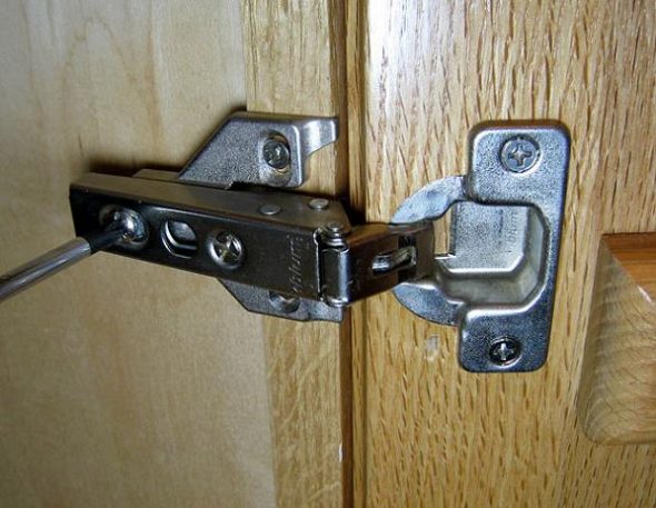 elemento di fissaggio per cerniera della porta