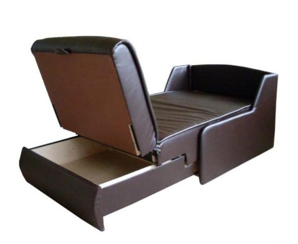 Poltrona letto in similpelle con cassetto