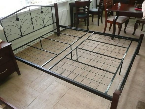Postelja iz kovine, izdelana po meri