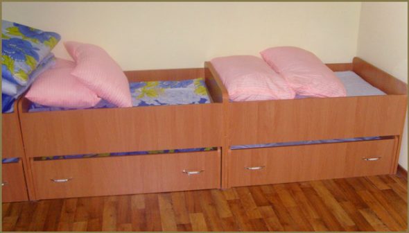 Assortimento di lettini per l'asilo
