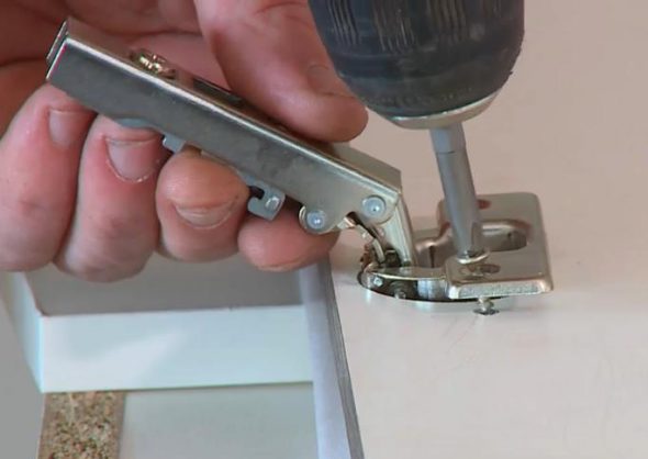 installazione di cerniere per mobili