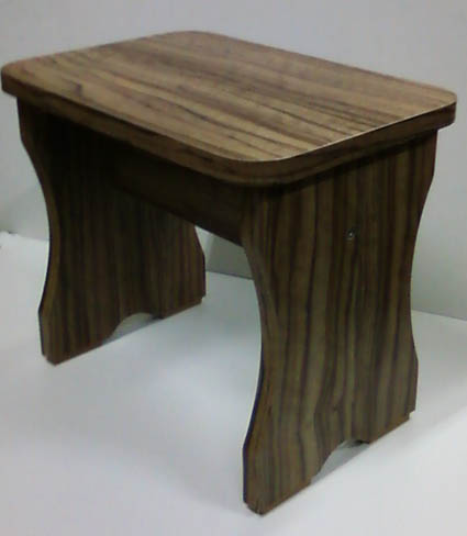 Piccolo sgabello con traversa