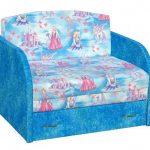 Piccolo divano letto blu