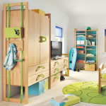 Armadio insolito con comode maniglie per bambini in età scolare