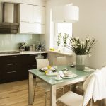 Collega la cucina al soggiorno e posiziona un tavolo da pranzo sul confine.