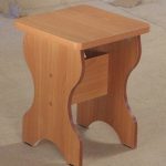 Assemblare uno sgabello in truciolato con le tue mani