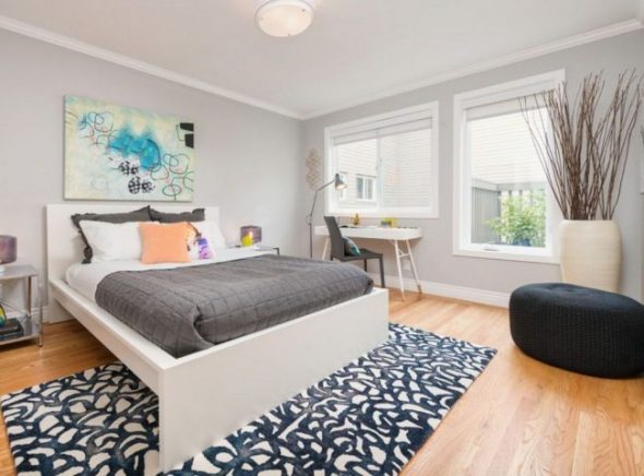 Pareti grigie e astrazione luminosa in una camera da letto moderna