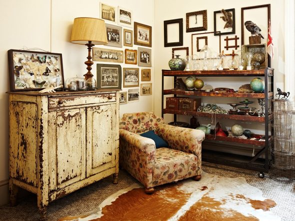 Cassettiera antica nella stanza