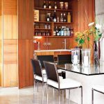 Tavolo da pranzo in vetro in un piccolo appartamento
