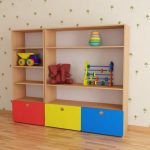 Facciata con scaffalature colorate per interni
